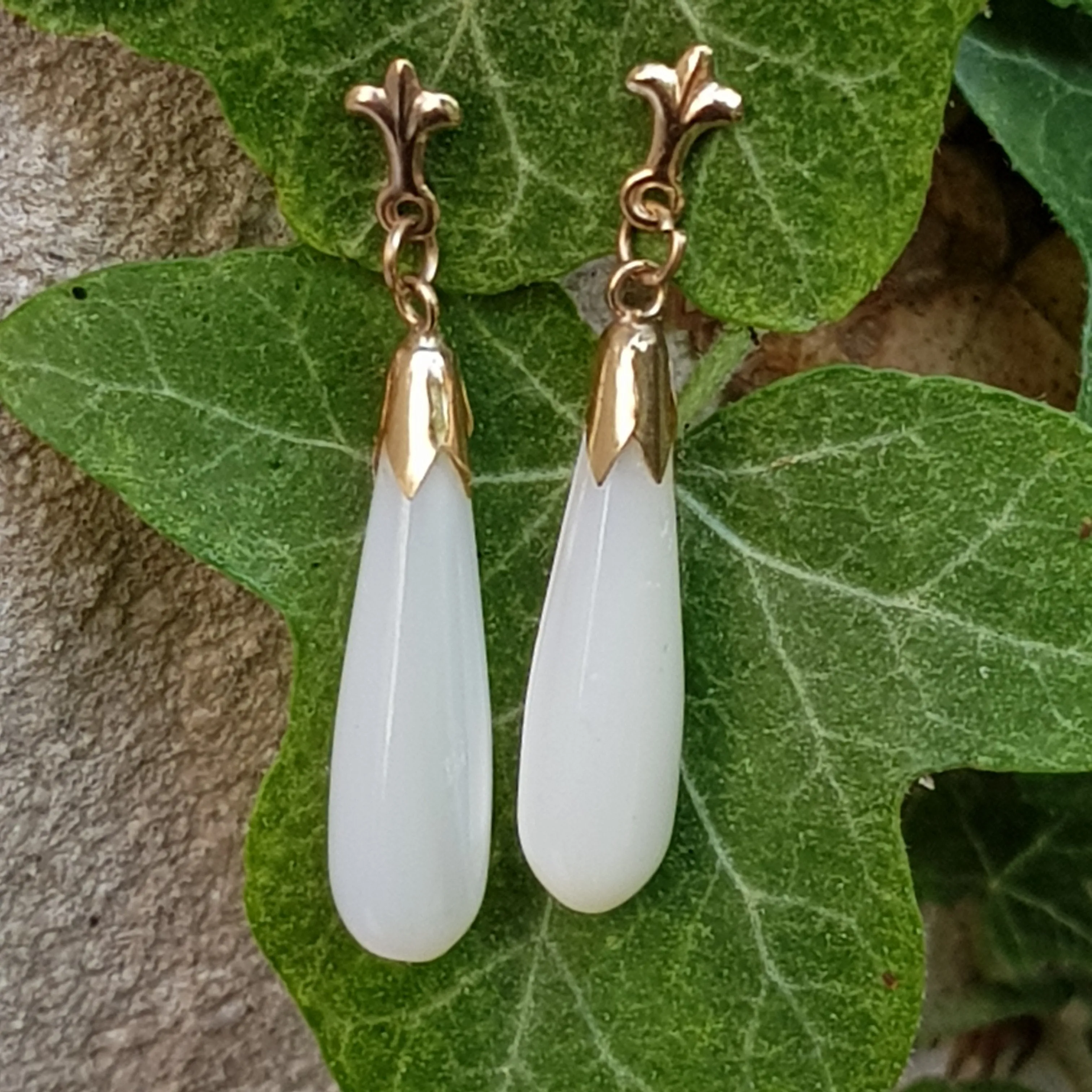 9k 9ct Gold Fleur Dy Lys Mounted Pair of Carved Tear Drop Mother Of Pearl Earrings Vintage Circa 1950's